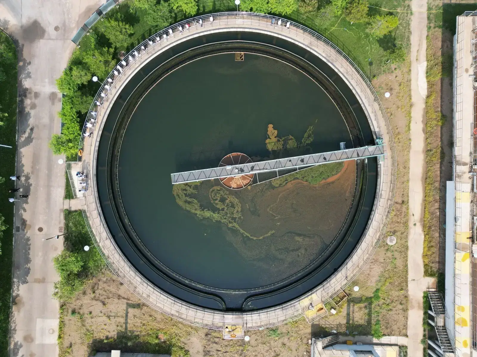 Rundes Wasseraufbereitungsbauwerk in Langfang, China, aus der Vogelperspektive, das seine Bauweise verdeutlicht.