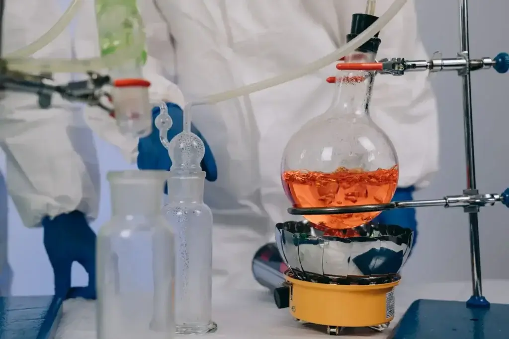 Szene in einem Labor, in der Wissenschaftler mithilfe von Laborgeräten ein chemisches Experiment durchführen.