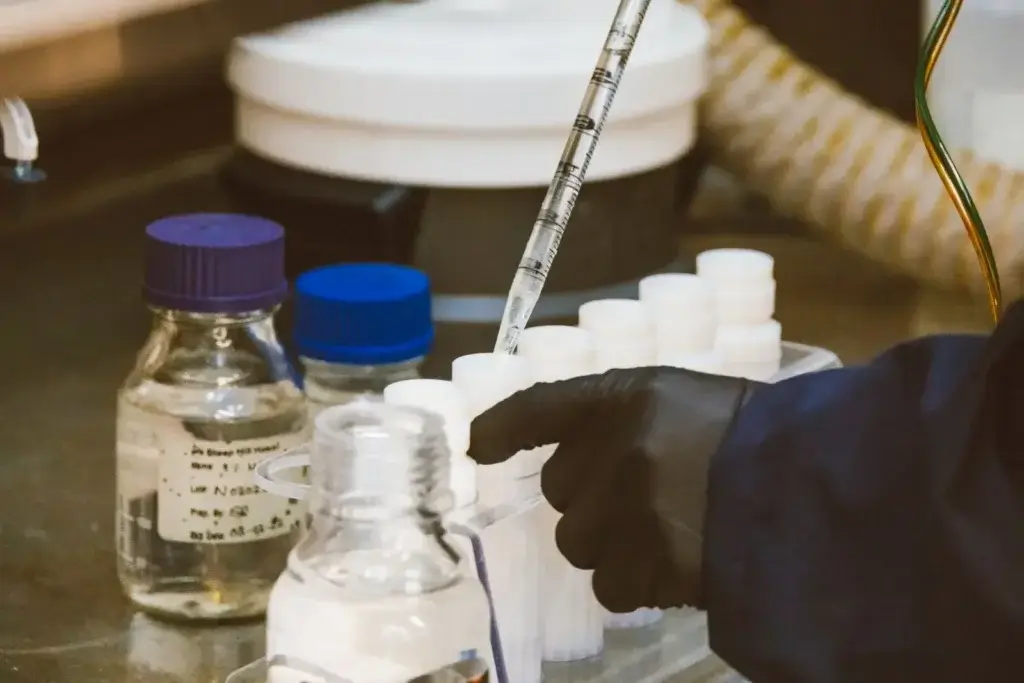 Detailansicht von Laborgeräten und einer Pipette im Einsatz, die die wissenschaftliche Forschung voranbringen.